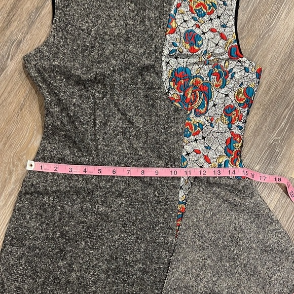 Stella McCarthy gray sleevless fit and flare dress with floral details - Picture 9 of 10